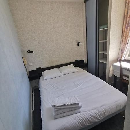 Hotel Le Tourisme Embrun Bagian luar foto