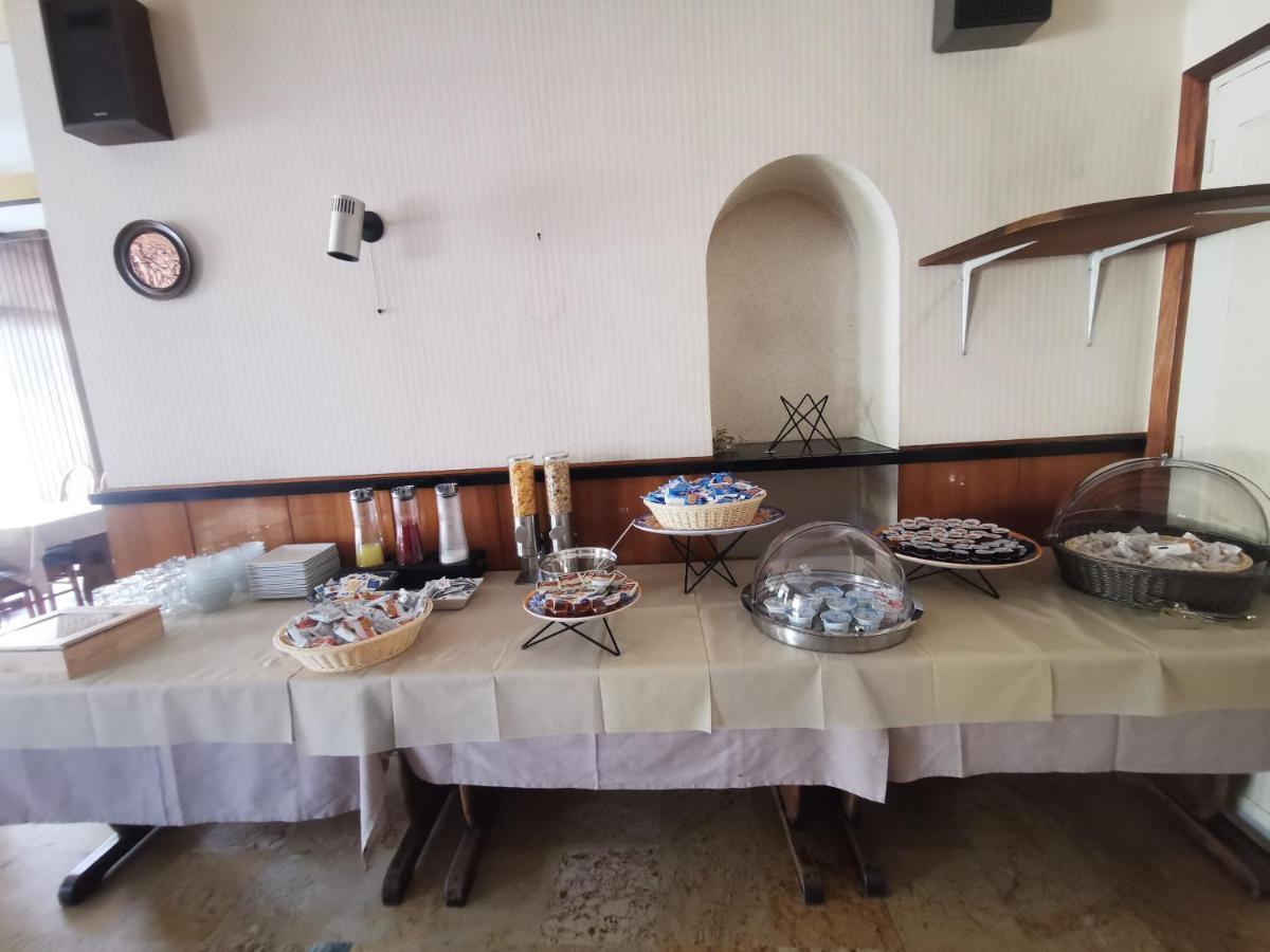 Hotel Le Tourisme Embrun Bagian luar foto