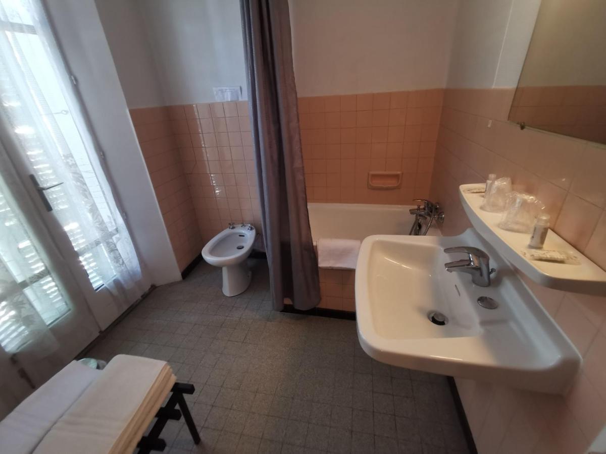 Hotel Le Tourisme Embrun Bagian luar foto
