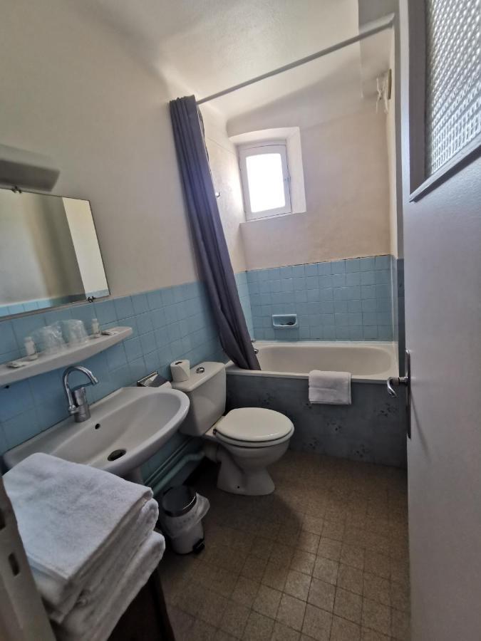 Hotel Le Tourisme Embrun Bagian luar foto