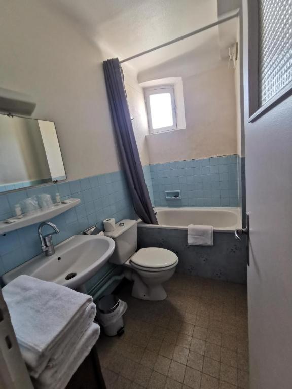 Hotel Le Tourisme Embrun Bagian luar foto